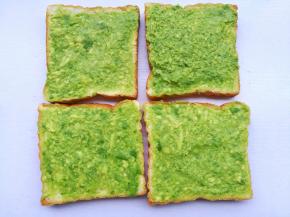 吐司平铺，四片吐司都涂一层牛油果，