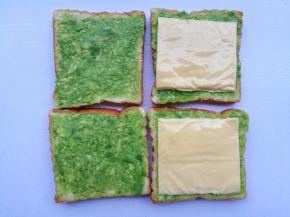 两片铺上芝士。