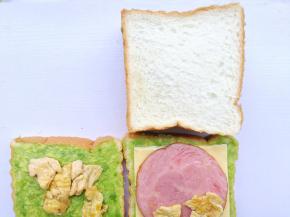 另一半吐司反盖在上面。