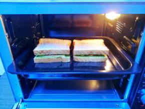 放入烤盘，推入预热好的烤箱。