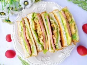 放温然后用保鲜膜裹好三明治，从中间切半即可。