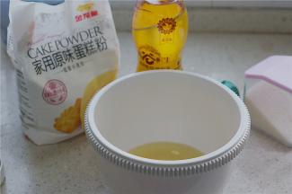 将调和油与白糖混合在一起，用打蛋器打至糖化，因为是用白糖打发的时间有点长，朋友们也可以换成同等份糖粉。