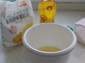 将调和油与白糖混合在一起，用打蛋器打至糖化，因为是用白糖打发的时间有点长，朋友们也可以换成同等份糖粉。