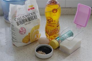 这款饼干的备料：金龙鱼原味蛋糕粉200克，谷类调和油80克，芝士粉2茶匙，鸡蛋1个，白糖80克，黑白芝麻50克