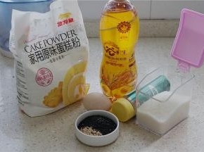 这款饼干的备料：金龙鱼原味蛋糕粉200克，谷类调和油80克，芝士粉2茶匙，鸡蛋1个，白糖80克，黑白芝麻50克
