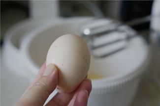 然后将一个鸡蛋加入，不用分次，直接加一个就可以。