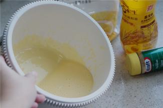 打至蛋糊微稠，而且色泽发白就可以。