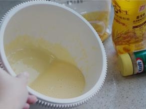 打至蛋糊微稠，而且色泽发白就可以。