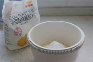 将金龙鱼蛋糕粉称量好加至在油蛋糖糊里面。