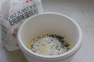 再将芝士粉及白黑芝麻配在里面。