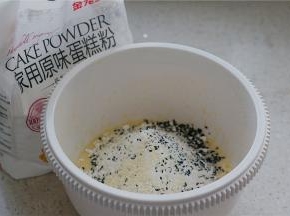 再将芝士粉及白黑芝麻配在里面。