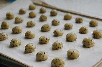 将冷茂好的面团，摘分成大小相等的小面团，记得要搓圆哦