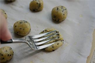 然后用叉子在表面压出纹理。在压纹理之前 就可以预热风炉，我是170度预热。