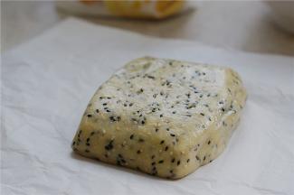 拌至无干粉状，如图这样子能抱团就可以，然后包一下入冰箱冷藏半小时左右。