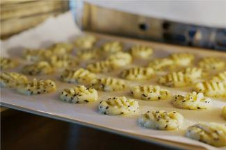 将压好的饼干生坯入风炉，170度烤制25分钟就可以。