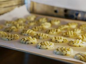 将压好的饼干生坯入风炉，170度烤制25分钟就可以。