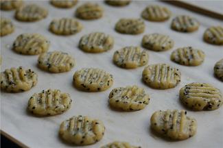 生坯压好之后如图状，这个时候风炉也预热的差不多了。