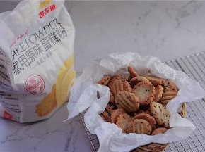 就是这样子一份脆香微酥的芝麻芝士奶酥饼干就完成啦。