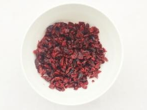蔓越莓切碎。