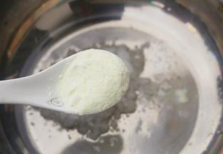 椰子油白糖倒入盆中，加一勺澳优能立多G4奶粉。