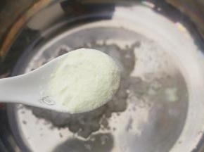 椰子油白糖倒入盆中，加一勺澳优能立多G4奶粉。