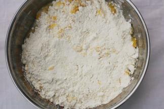 分多次加入面粉。