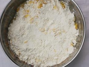 分多次加入面粉。