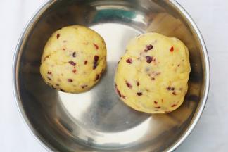 揉成面团，分成两份。