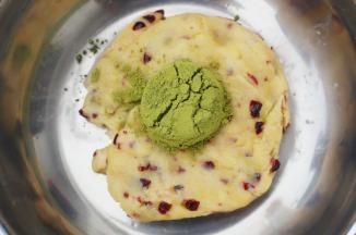 将其中一份加入抹茶拌匀。