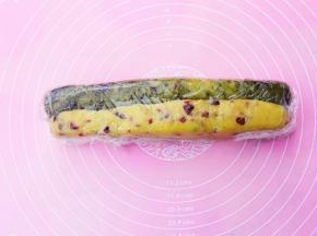 包入保鲜膜。