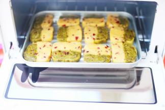 整理成型，放冰箱冷冻1小时。面糊冻硬后取出，切成0.4cm厚的片。放入烤盘，推出预热好的烤箱，150度烤18分钟。微微上色就可。
