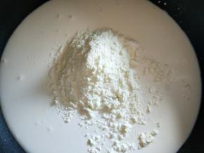 将雪糕底的所有材料放入不粘锅中