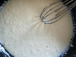用手动打蛋器先搅拌一下，大致混合均匀