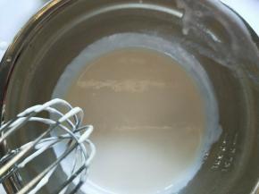 将熬制好的雪糕底过筛一遍，然后隔冷水冷却