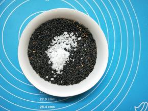 黑芝麻炒熟后，和绵白糖混合