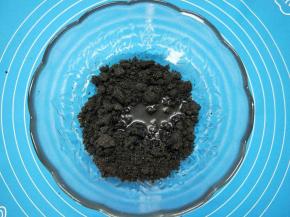 打好的黑芝麻加入玉米油