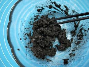 将黑芝麻和油充分混合均匀
