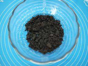 用料理机的打粉杯或是破壁机将黑芝麻打碎