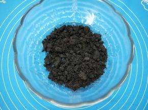 用料理机的打粉杯或是破壁机将黑芝麻打碎