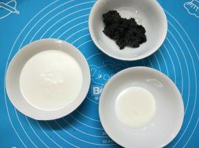 雪糕底分成两份，一份只需少量就可以，不分也没关系，到时做出来雪糕就是全黑