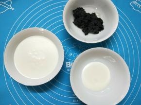 雪糕底分成两份，一份只需少量就可以，不分也没关系，到时做出来雪糕就是全黑