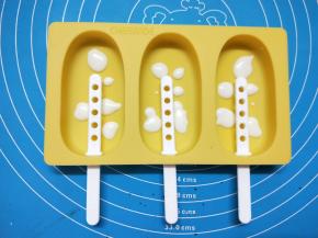 从小份的雪糕底舀一些到雪糕模具中