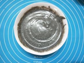 大份的雪糕底和芝麻酱混合均匀