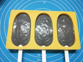 倒入雪糕模具中