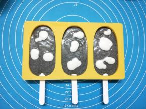 在表面继续加上雪糕底