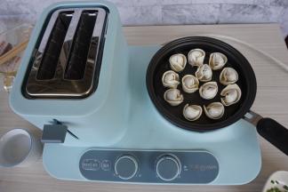 锅里加油，烧热后加入云吞。