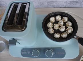 锅里加油，烧热后加入云吞。