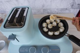 底部煎至微黄。