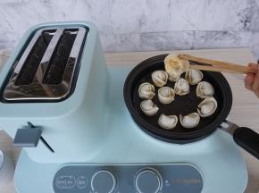 底部煎至微黄。