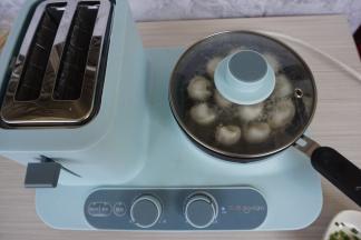 倒入适量水，盖上锅盖，煮至水分收干。